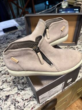 Ladies shoes